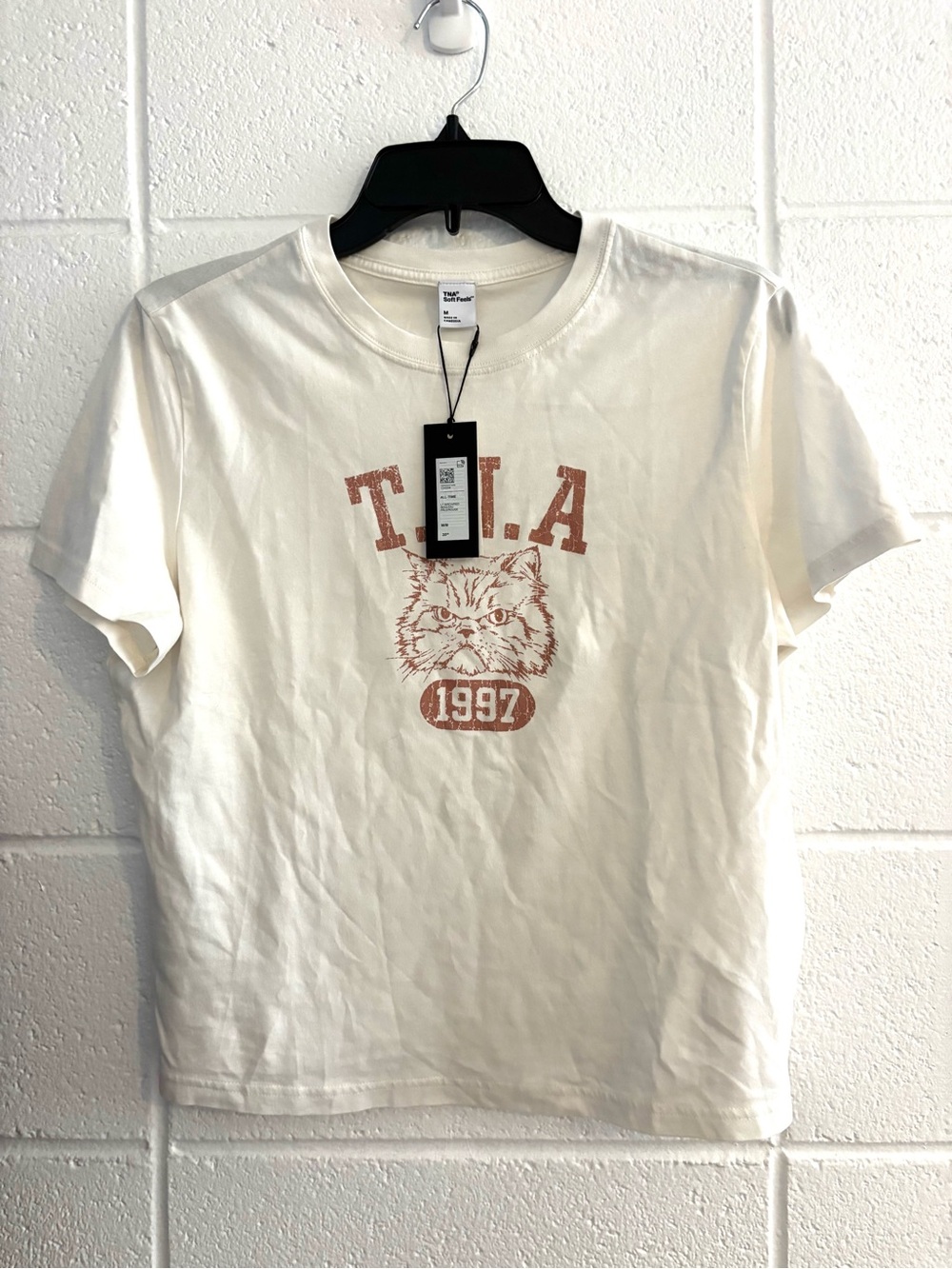 Aritzia TNA Cream Short-Sleeve Tee with Rust Graphic Cat and "1997" M